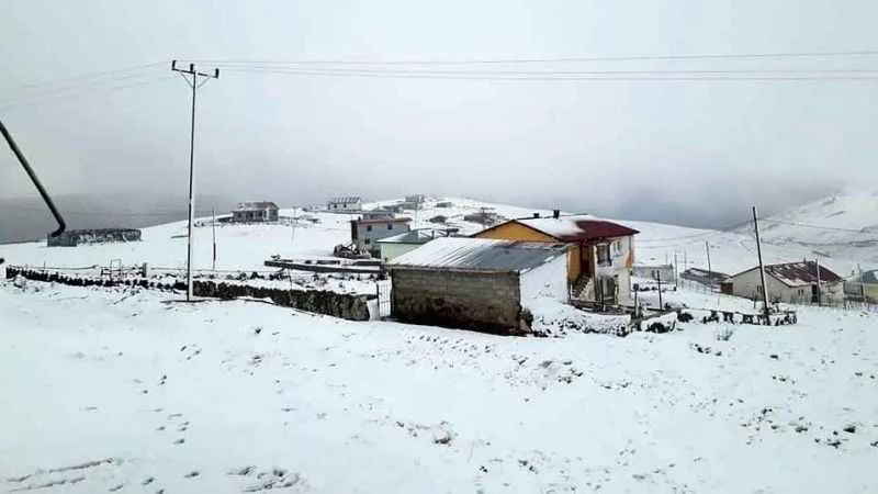 Bayburt’un yüksek kesimlerinde kar yağışı etkili oldu
