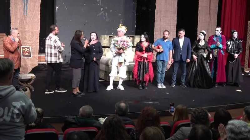 Azeri tiyatrocular ‘Kral Ölüyor’u Amasya’da sahneledi