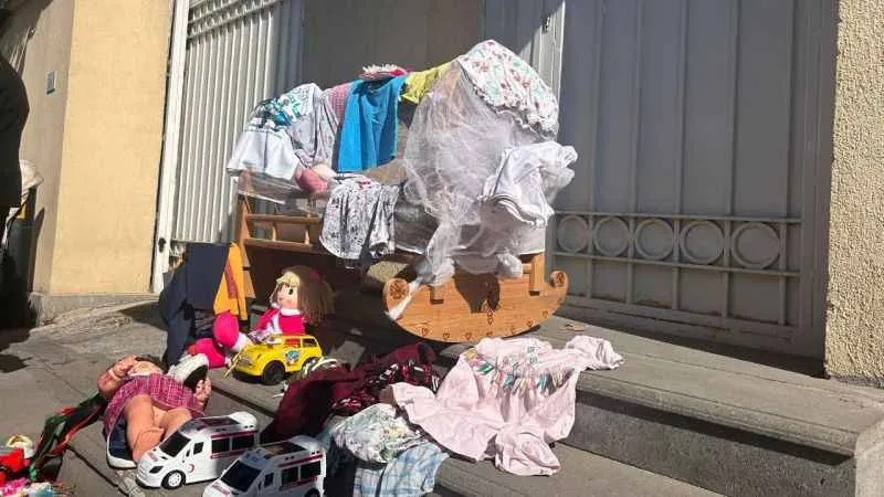 İsrail Büyükelçiliği önüne çocuk oyuncakları bırakıldı