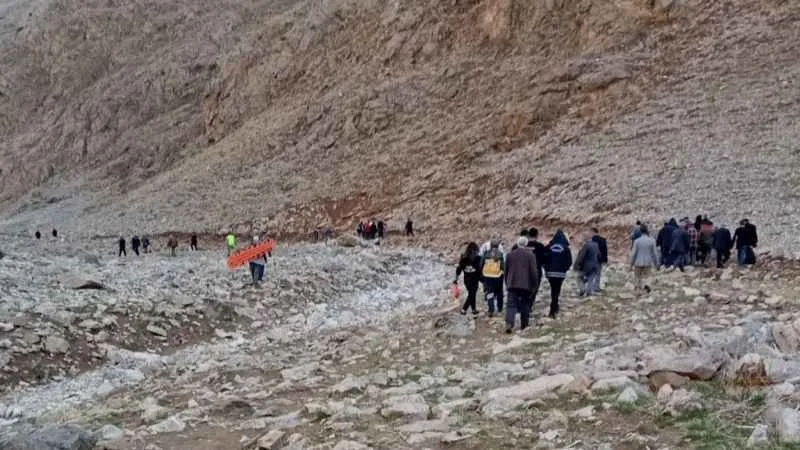 Van'da iş makinesi devrildi: 4 yaralı