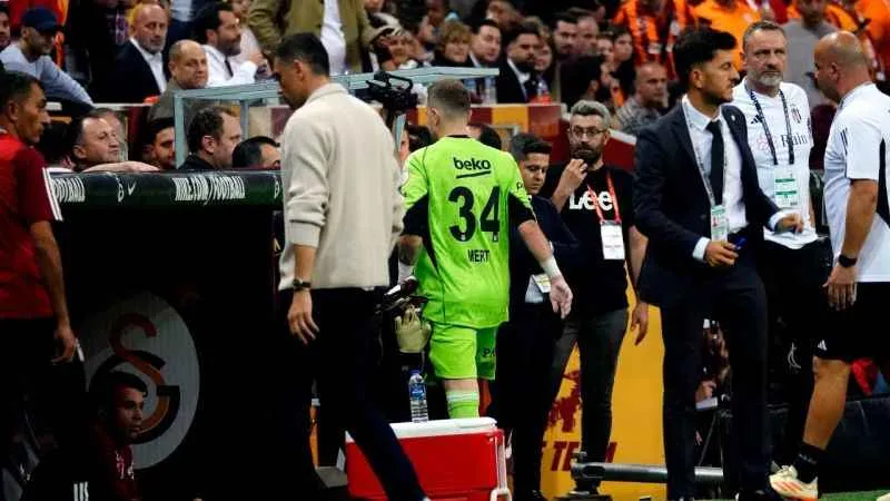 Mert Günok, kırmızı kart gördü