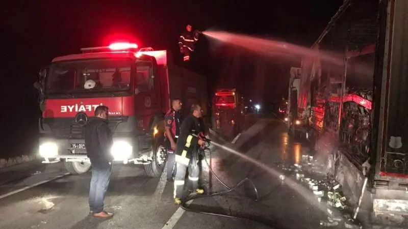 Burdur’da seyir halindeki tırın dorsesi yandı