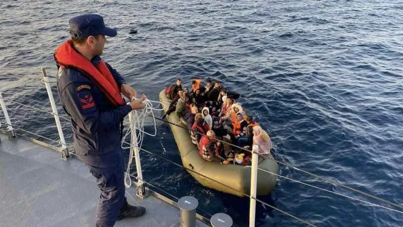 Ayvacık açıklarında Yunan unsurlarınca ölüme terk edilen 44 kaçak göçmen kurtarıldı