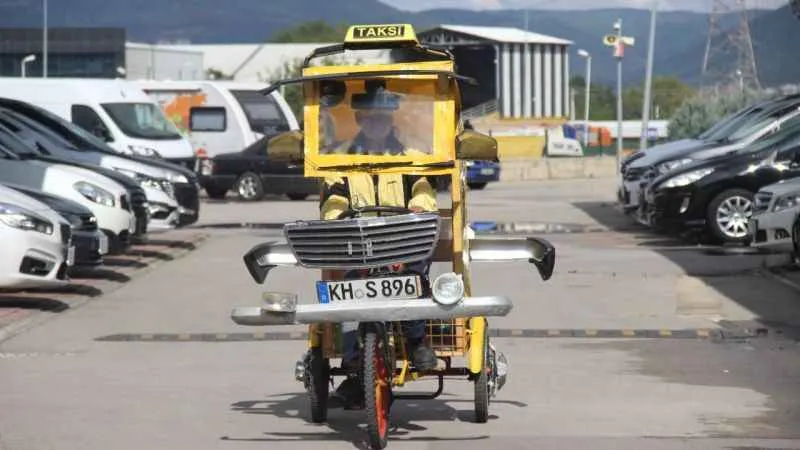Sarı Mercedes adını verdiği üç tekerli bisikletiyle sokak sokak dolaşıyor