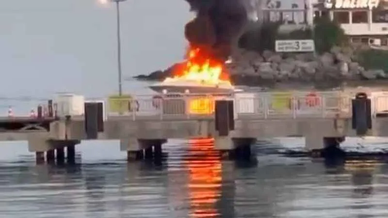 Ataköy'de lüks tekne alevlere teslim oldu