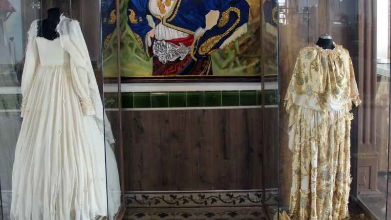 Tarihi binada 200 yıllık gelinlik sergileniyor