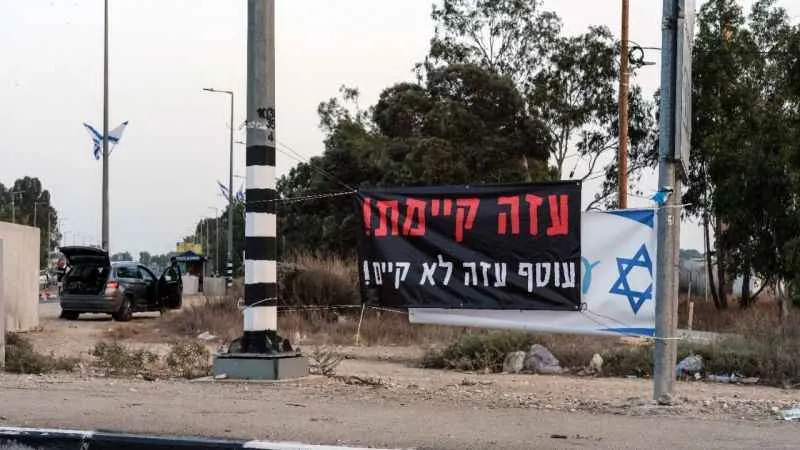 İsrailliler, Gazze Şeridi sınırına yakın bölgelere “Biz kazanacağız” pankartları astı