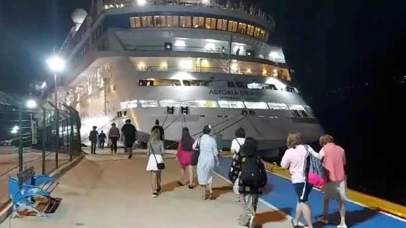 Rus turistleri taşıyan kruvaziyer gemi 765 yolcu ve 422 kişilik mürettebatıyla Amasra Limanı'na yanaştı