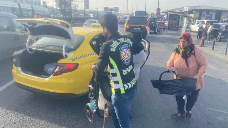 Trafik denetiminde polis, bekleyen aileye taksi buldu