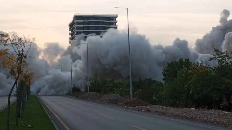 Malatya'da ağır hasarlı binaların patlayıcı ile yıkımları sürüyor
