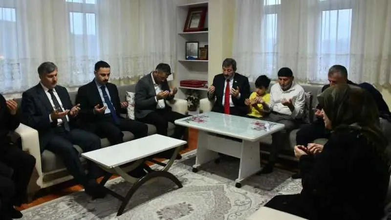 Samsun Valisi Orhan Tavlı, 2020'de şehit düşen Yüzbaşı Mahmut Top’un ailesini ziyaret etti