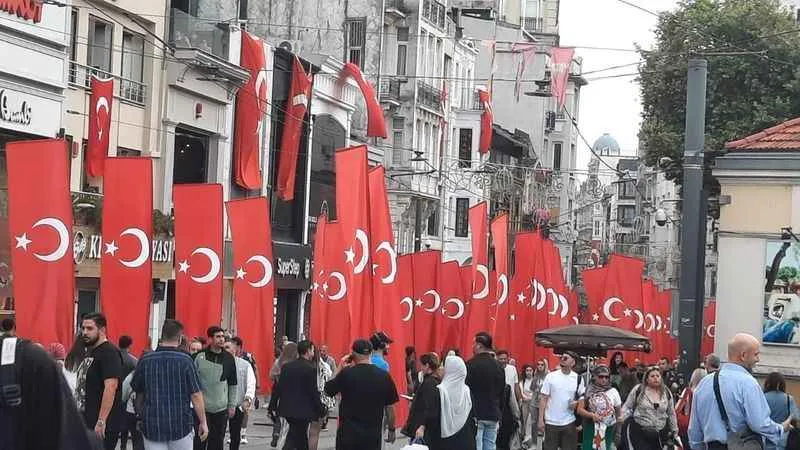 100’üncü yıl için İstiklal Caddesi özel Türk Bayraklarıyla donatıldı