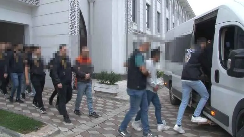 Kocaeli'de e-ticaretle 71 kişiyi 500 bin TL dolandıranlar yakakalandı