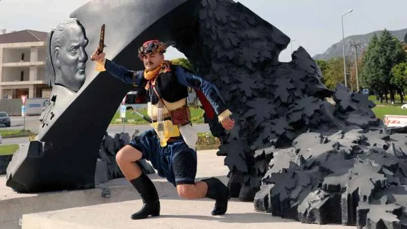 Cumhuriyet'in yüzüncü yılına özel 100. yıl anıtı