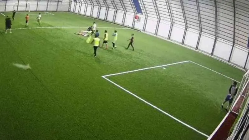 Halı sahaya maç sırasında mermi isabet etti