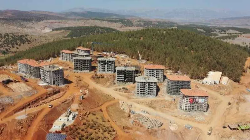 Türkoğlu’nda ilk deprem konutları bir ay sonra teslim edilecek