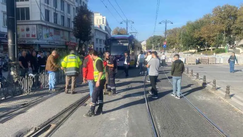Tramvay arızalandı, vatandaşlar yürümek zorunda kaldı