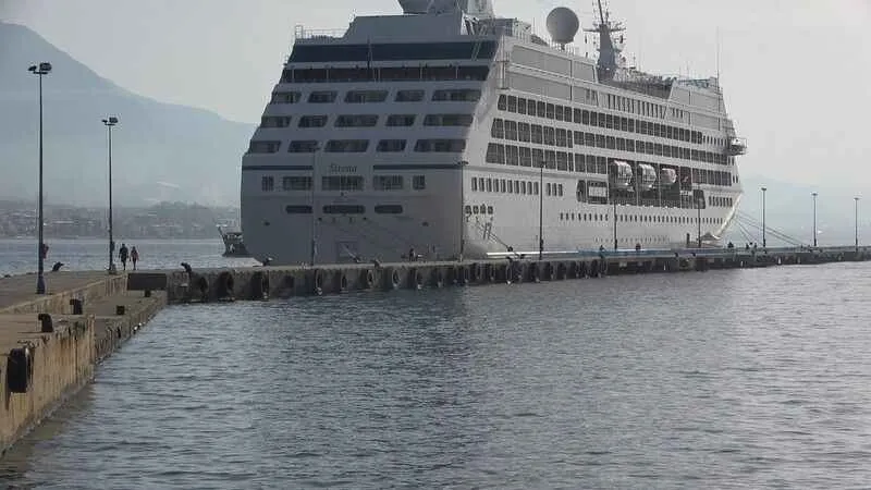 ABD'li 651 yolcu ve 392 personel taşıyan kruvaziyer Alanya Limanı'na demirledi