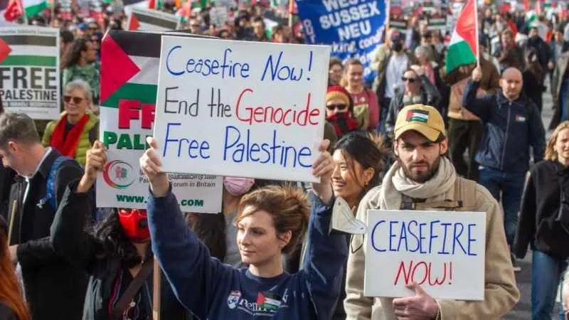 Londra’da binlerce kişi Filistin’e destek için bir kez daha yürüdü