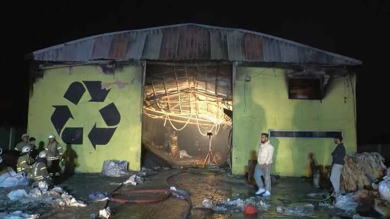  Silivri'de gece geri dönüşüm fabrikasında yangın çıktı
