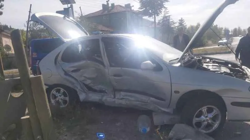 Afyonkarahisar'daki trafik kazasında 6 kişi yaralandı