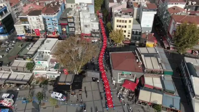 Pendik’te 100 metrelik Türk bayrağı ile Cumhuriyet kutlaması