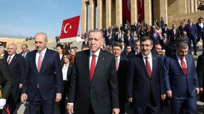 Devlet erkanı Atatürk'ün huzurunda