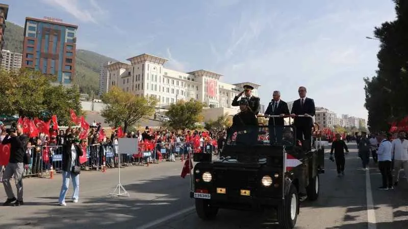 Depremin merkez üssünde Cumhuriyet'in 100. yılı coşkuyla kutlandı