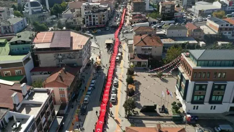400 metrelik Türk bayrağı ile 100. Yıl yürüyüşü
