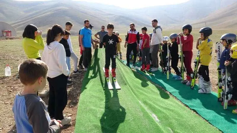 Van'da kar yağmayınca yağladıkları halıda kayarak şampiyonaya hazırlanıyorlar