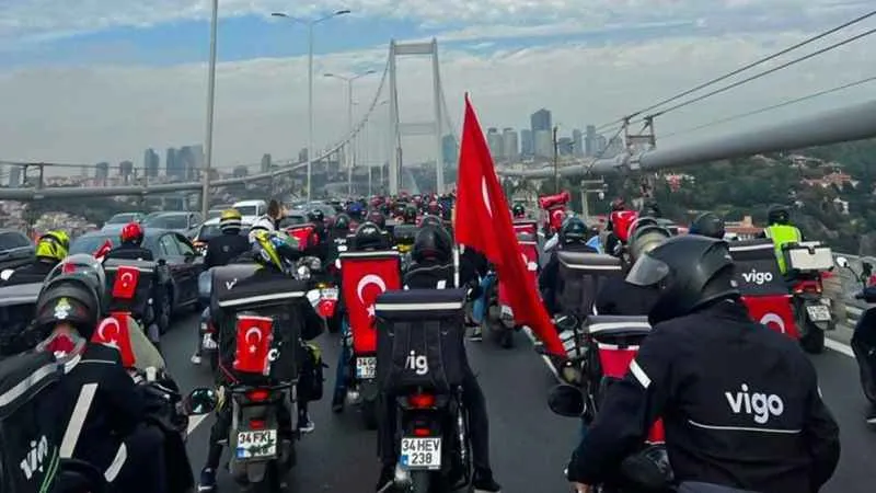 Yüzlerce moto kurye Cumhuriyet Bayramı'nı coşku ile kutladı