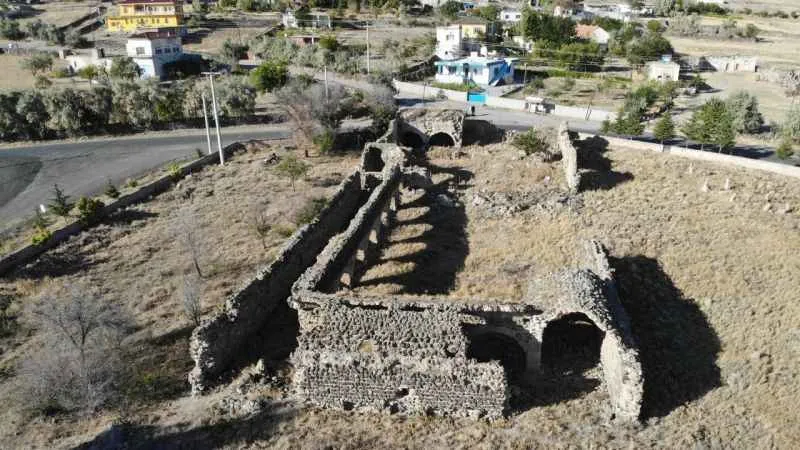 Tarihi han yok olmaya terk edildi