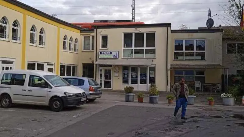 Almanya’da üç camiye çirkin saldırı