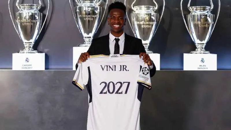 Real Madrid, Vinicius Junior'ın sözleşmesini uzattı