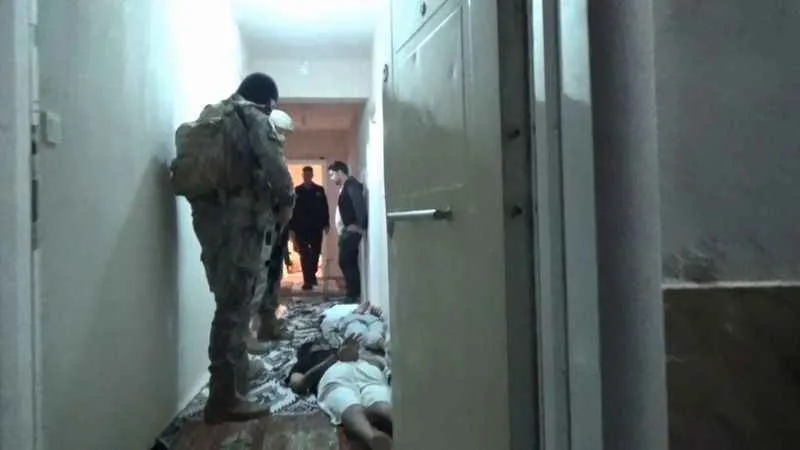 İzmir'de polisten suç evine operasyon