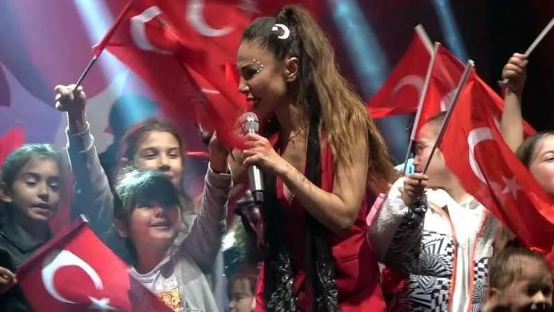 Sanatçı Betül Demir konserinde Filistin mesajı
