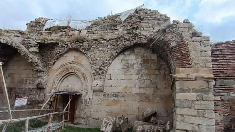 Tarihi Ermeni manastırı yıkılma tehlikesiyle yüz yüze