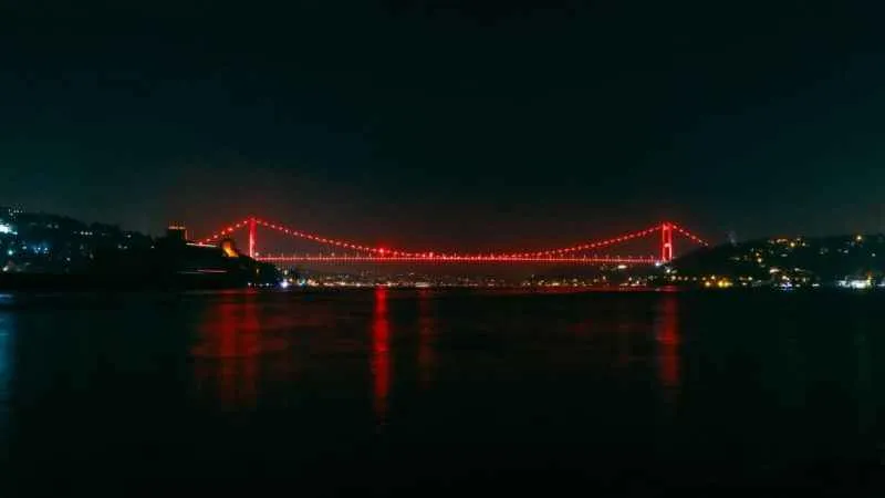 Tarihi yerler Kızılay kırmızısına büründü