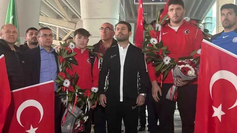 Milli güreşçilere Esenboğa Havalimanı’nda coşkulu karşılama