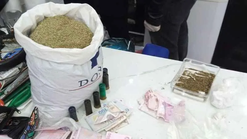 İzmir’de eve uyuşturucu baskını: 2 kilo bonzai ele geçirildi