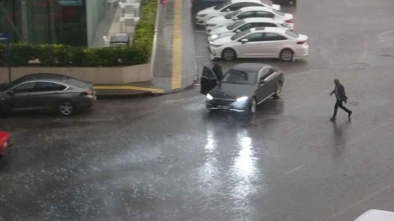 Meteoroloji uyardı, Diyarbakır'da sağanak yağış etkili oldu