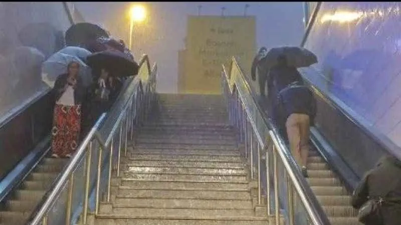 İstanbul Anadolu yakasında yağmur sonrası yollar göle döndü