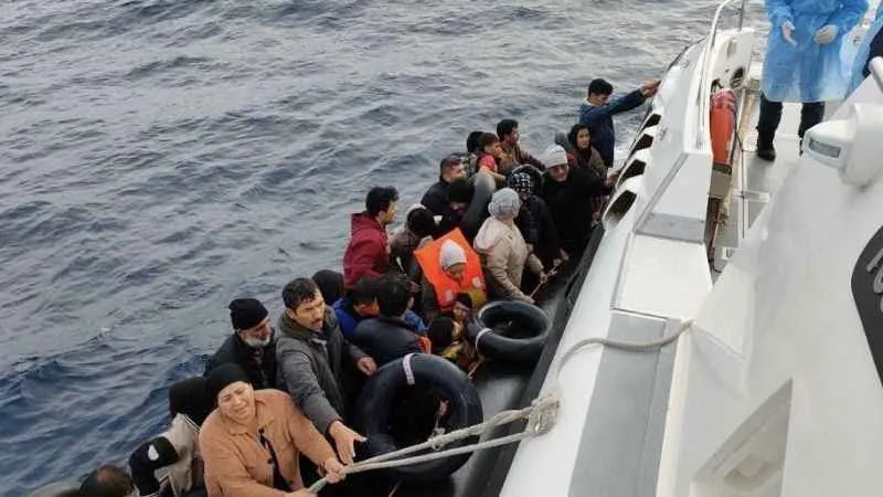 Ayvacık açıklarında lastik botları arızalanan ve sürüklenen 36 kaçak göçmen kurtarıldı