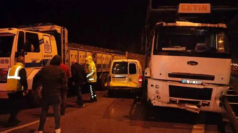 TEM'de 18 araçlık zincirleme kaza: 4 kişi yaralandı, 7 kilometre kuyruk oluştu