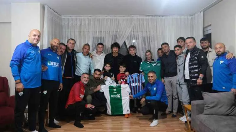 Bursaspor Kulübü, yüzüne biber gazı sıkılan çocuğu evinde ziyaret etti