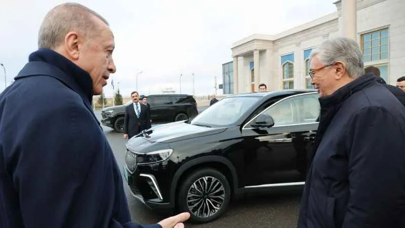 Cumhurbaşkanı Erdoğan, Tokayev'e TOGG hediye etti
