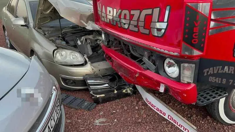 Aksaray'da 5 aracı hurdaya çeviren kamyonet sürücüsü kayıplara karıştı