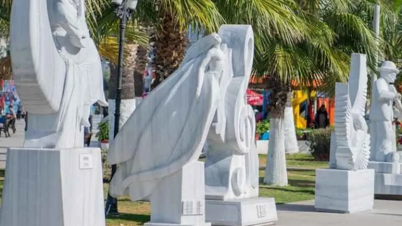 Sempozyum heykelleri Kuşadası sahilde sergileniyor