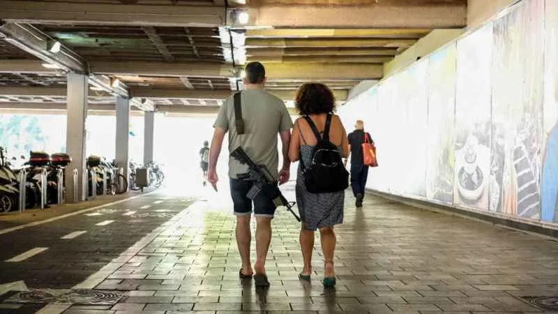 İsrail’de halk silahlanıyor