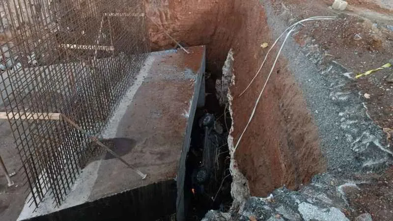 Trafiğe kapalı yola giren otomobil inşaat alanına düştü: 4 yaralı